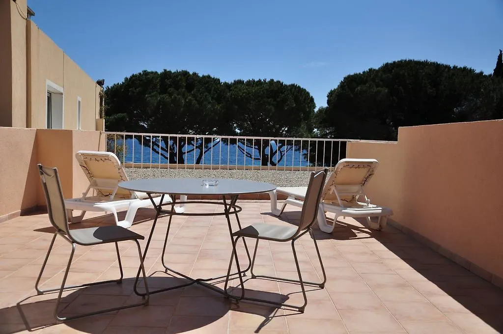 Hotel De La Plage Le Lavandou 3*,