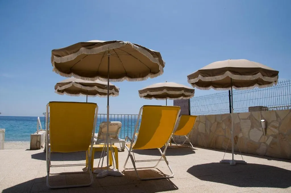Hotel De La Plage Le Lavandou 3*,